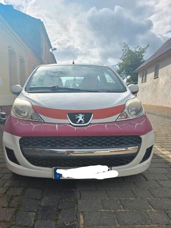Weiß Gebraucht 2010 Peugeot 107 Kleinwagen | 2.500 € (Fairer Preis) - Bild 1/4