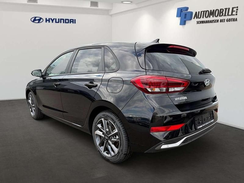 Gebraucht Hyundai i30 Advantage 101 PS (74 kW) 2024 Abyss black / mic Kleinwagen
