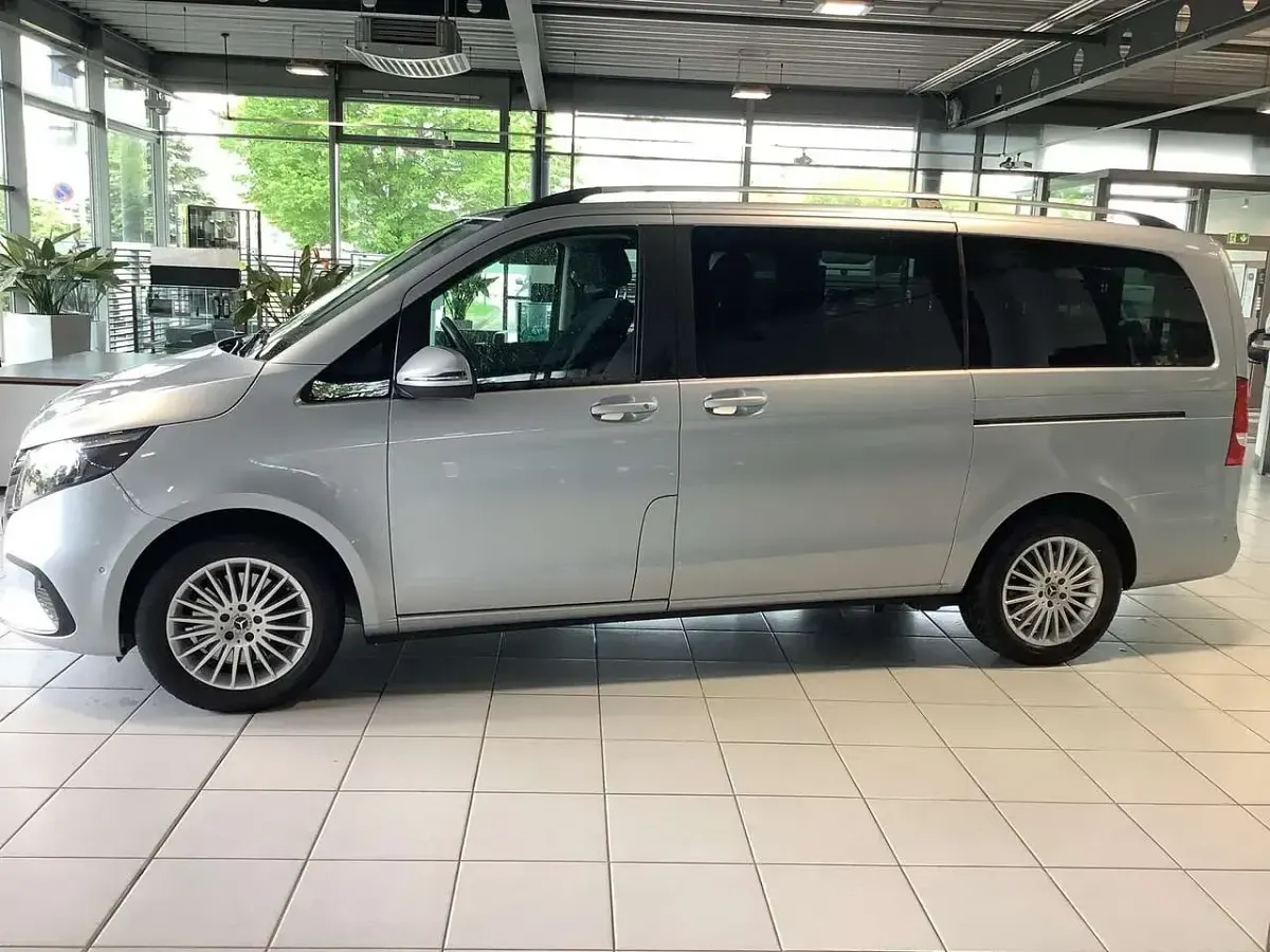 Gebraucht Mercedes V220 163 PS (119 kW) 2025 Hightechsilber metallic Van / Kleinbus
