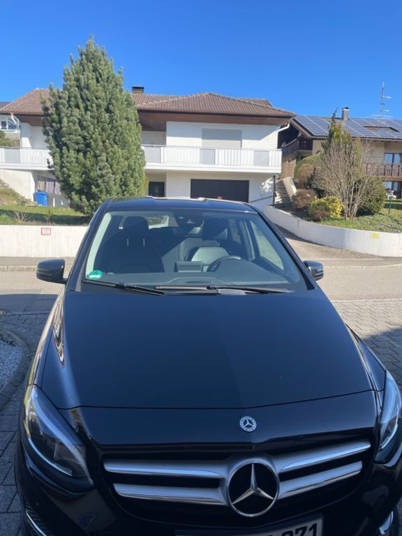 Schwarz Gebraucht 2017 Mercedes B200 Edition Van / Kleinbus | 14.200 € (Fairer Preis) - Bild 1/4