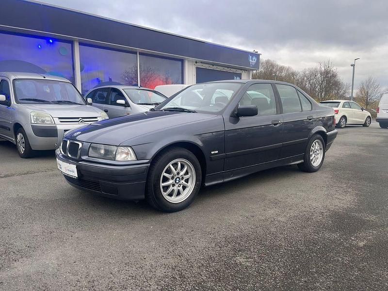Grau Gebraucht 1997 BMW 318 Limousine | 5.490 € (Fairer Preis) - Bild 1/4