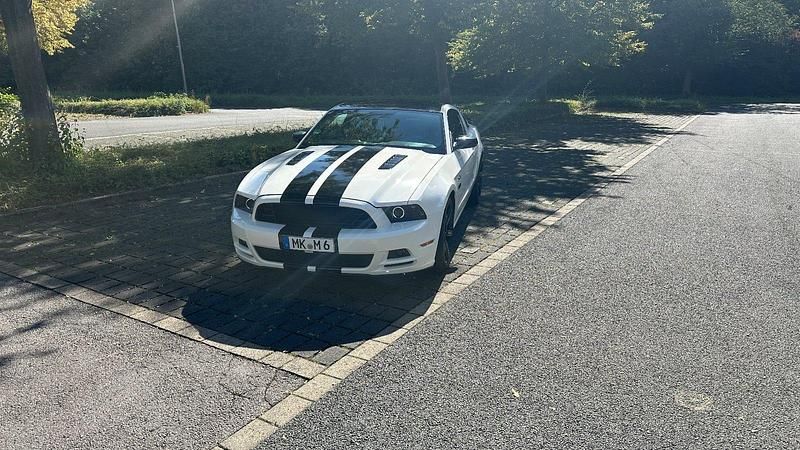 Weiß Gebraucht 2012 Ford Mustang GT Coupé | 18.500 € (Superpreis) - Bild 1/4