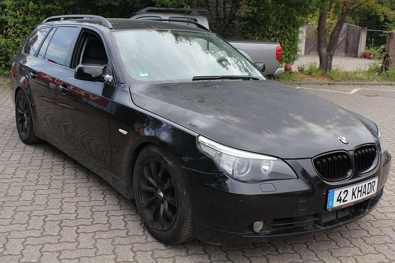 Black sapphire metallic Gebraucht 2005 BMW 525 Kombi | 2.400 € (Superpreis) - Bild 1/4