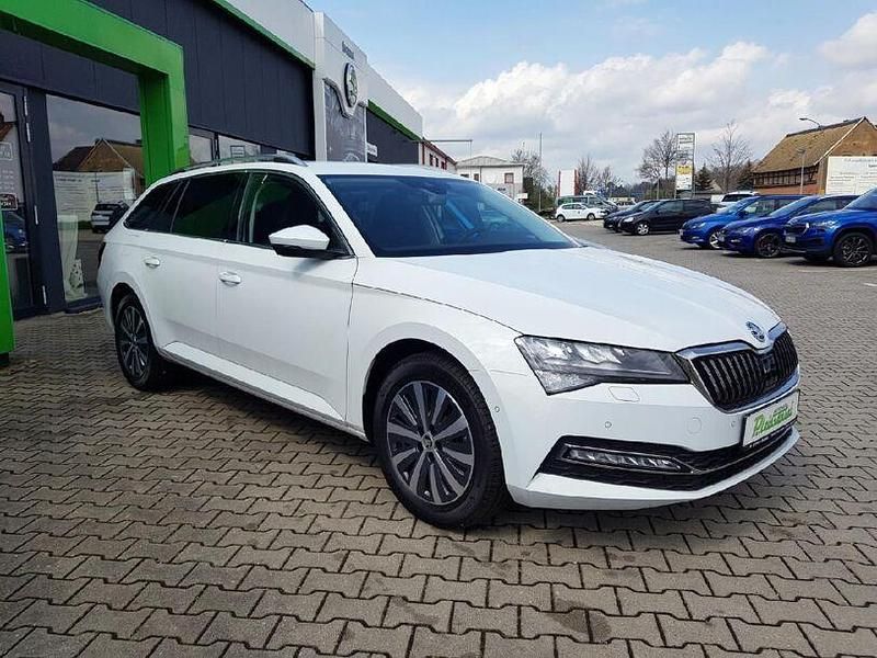 Gebraucht Skoda Superb 150 PS (110 kW) 2023 Moonweiss metallic Kombi
