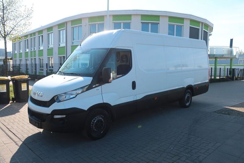 Weiß Gebraucht 2016 Iveco Daily Limousine | 8.300 € (Fairer Preis) - Bild 1/4