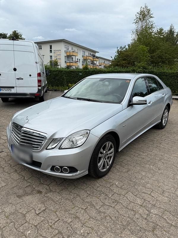 Silber Gebraucht 2009 Mercedes E200 Limousine | 7.800 € (Fairer Preis) - Bild 1/4