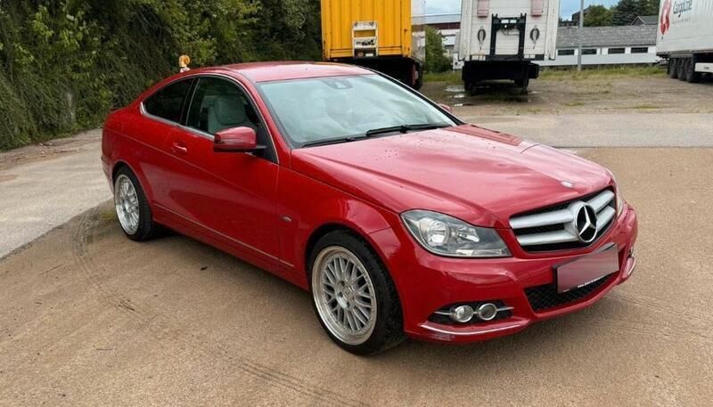 Rot Gebraucht 2011 Mercedes C180 Coupé | 7.900 € - Bild 1/4