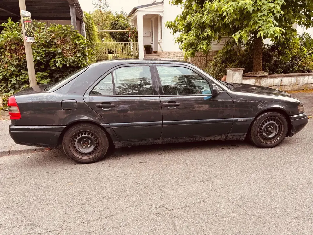 Gebraucht Mercedes C180 122 PS (89 kW) 1996 Schwarz Limousine