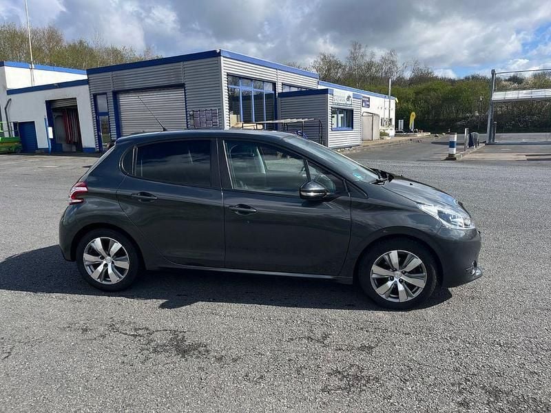 Grau Gebraucht 2014 Peugeot 208 Active Kleinwagen | 5.900 € (Fairer Preis) - Bild 1/4