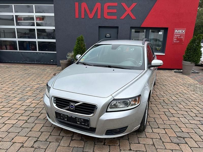 Silber Gebraucht 2007 Volvo V50 Momentum Kombi | 5.590 € (Teuer) - Bild 1/4
