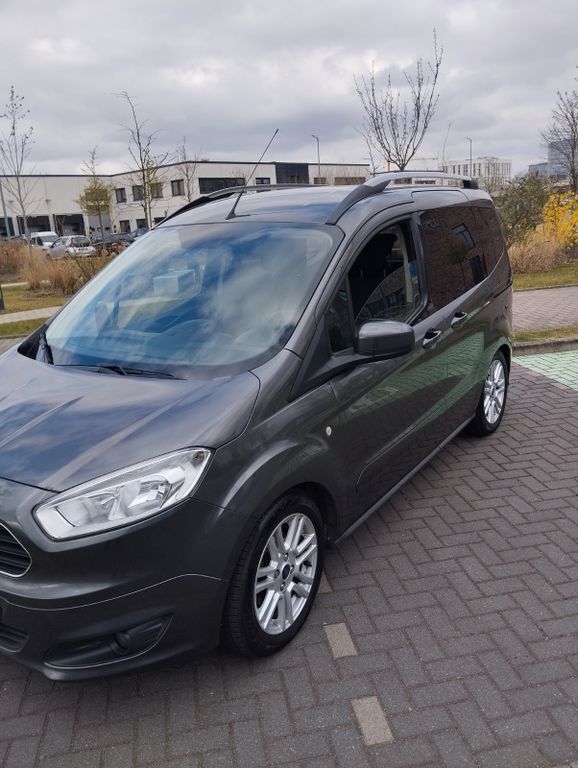 Grau Gebraucht 2015 Ford Tourneo Courier Titanium Van / Kleinbus | 6.450 € (Etwas zu teuer) - Bild 1/4