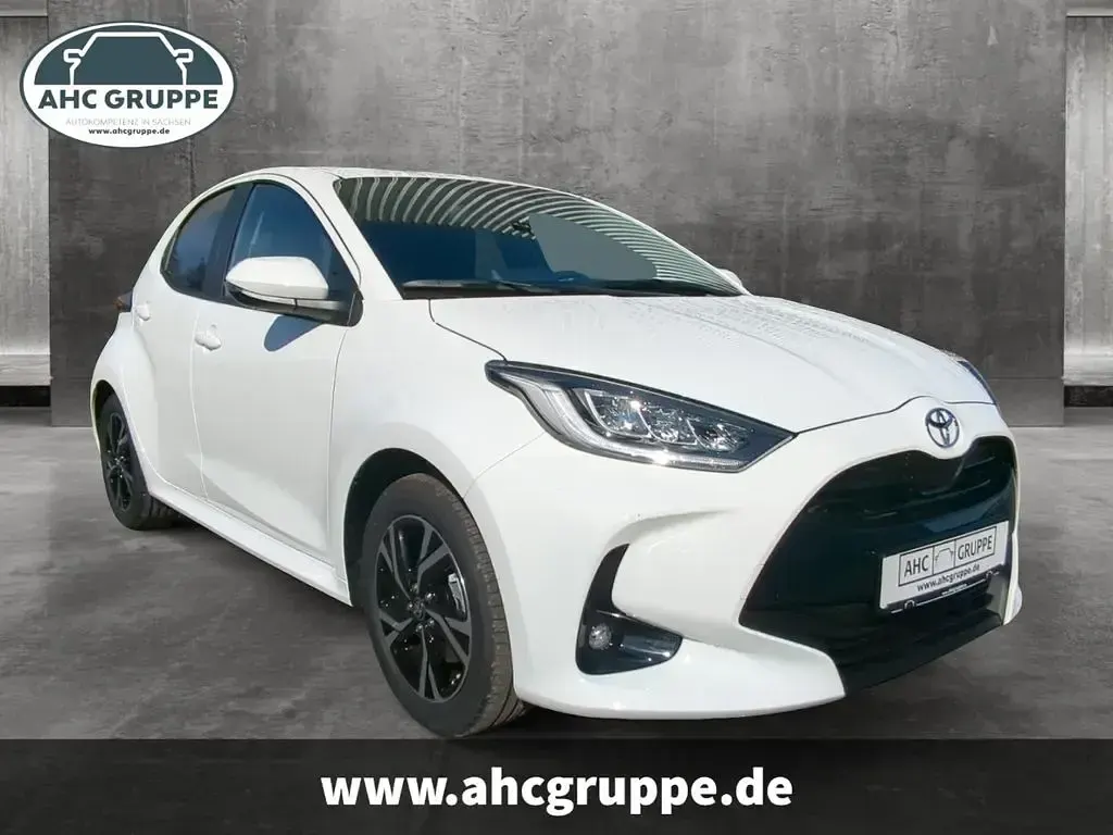 Neu Toyota Yaris Connect Style 117 PS (86 kW) 2025 Weiß Kleinwagen