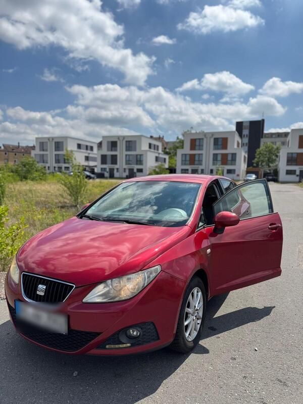 Rot Gebraucht 2011 Seat Ibiza Limousine | 4.900 € (Etwas zu teuer) - Bild 1/4