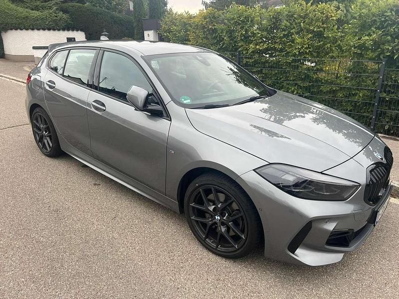 Grau Gebraucht 2022 BMW 120 M Sport Kleinwagen | 28.000 € (Fairer Preis) - Bild 1/4