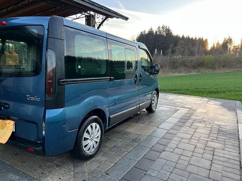 Usado Renault Trafic 101 HP (74 kW) 2005 Azul Monovolume