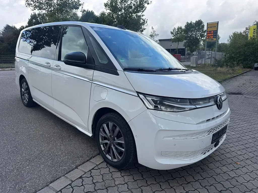 Gebraucht VW Multivan Style 150 PS (110 kW) 2022 Weiß Van / Kleinbus