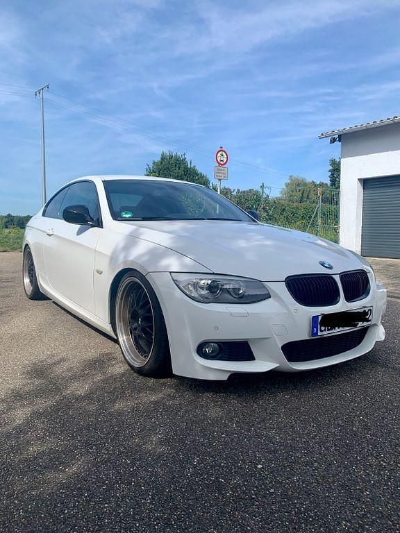 Weiß Gebraucht 2013 BMW 325 M Sport Coupé | 16.400 € (Etwas zu teuer) - Bild 1/4