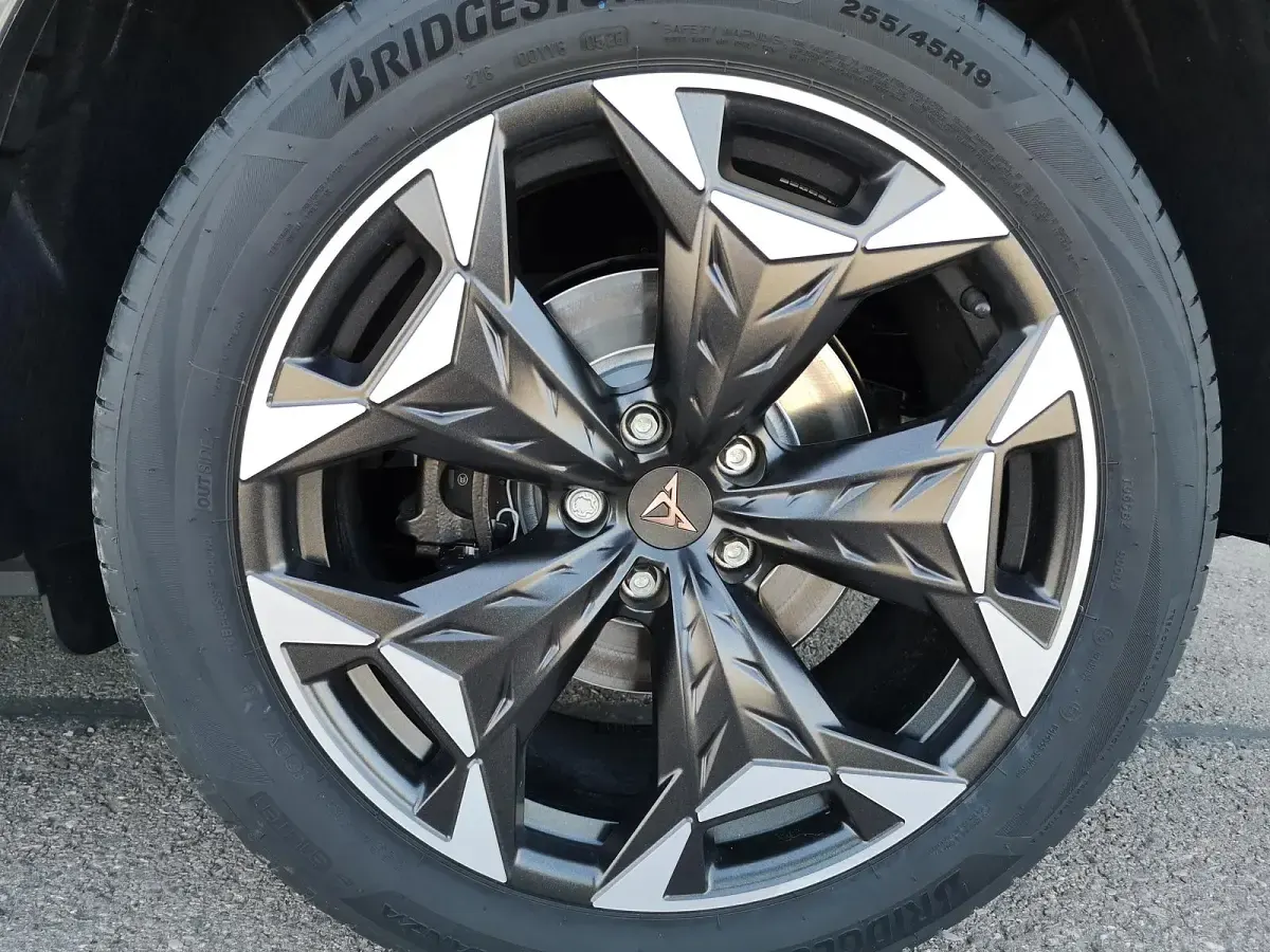 Neu Cupra Terramar VZ 325 PS (239 kW) 2026 Timanfaya grau metallic SUV