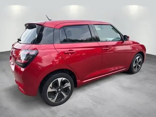 Neu Suzuki Swift Comfort 82 PS (60 kW) 2025 Burning red pearl metallic/super black pearl metal Kleinwagen