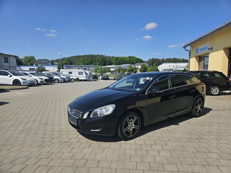 Schwarz Gebraucht 2011 Volvo V60 Momentum Kombi | 10.990 € (Etwas zu teuer) - Bild 1/4