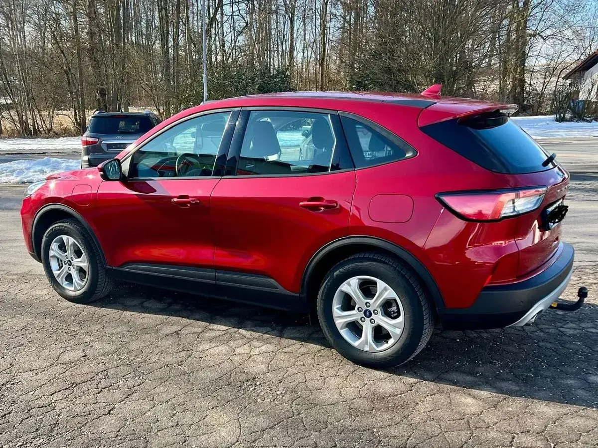 Gebraucht Ford Kuga 152 PS (111 kW) 2022 Rot SUV