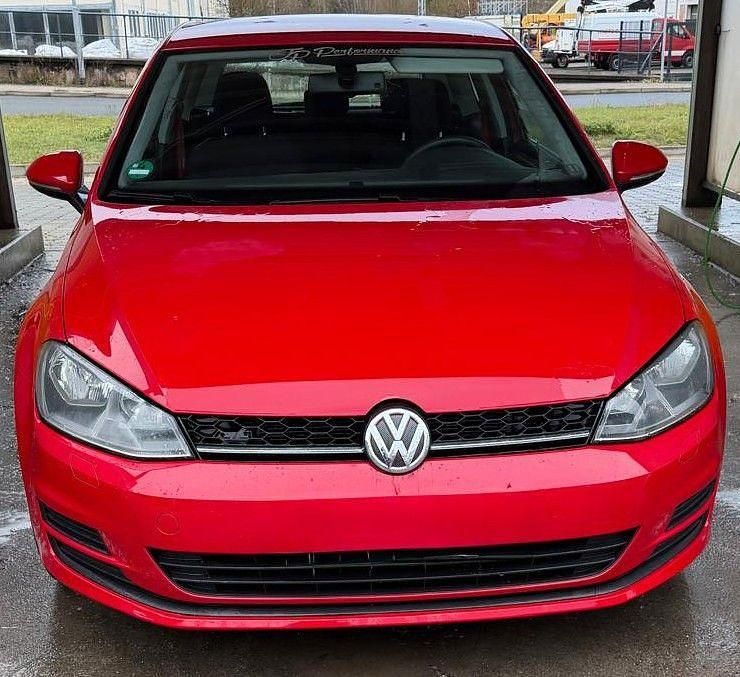 Gebraucht VW Golf VII Trendline 86 PS (63 kW) 2015 Rot Limousine