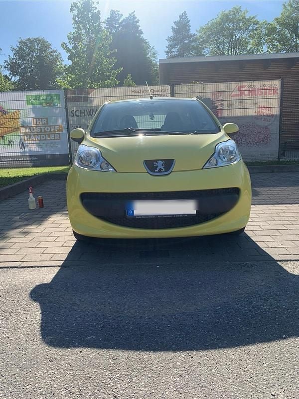 Gelb Gebraucht 2009 Peugeot 107 Kleinwagen | 1.499 € (Superpreis) - Bild 1/4