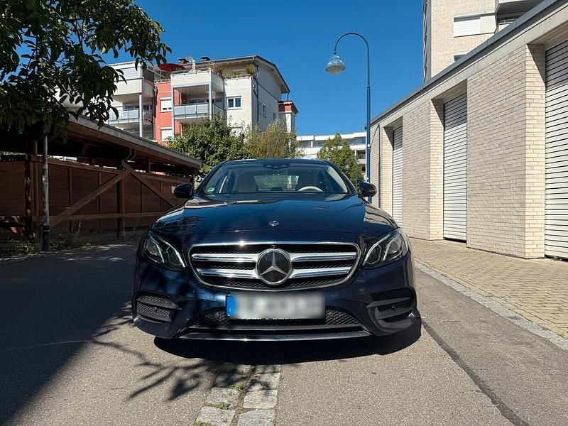 Blau Gebraucht 2018 Mercedes E300 AMG line Limousine | 26.999 € (Fairer Preis) - Bild 1/4