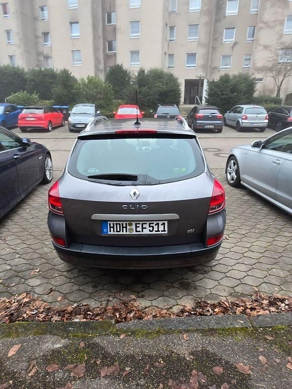 Grau Gebraucht 2012 Renault Clio IV Limousine | 3.500 € (Fairer Preis) - Bild 1/4