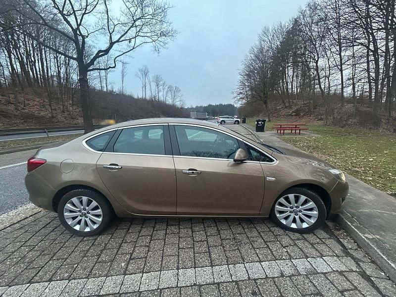 Gebraucht Opel Astra 140 PS (102 kW) 2012 Gold Limousine