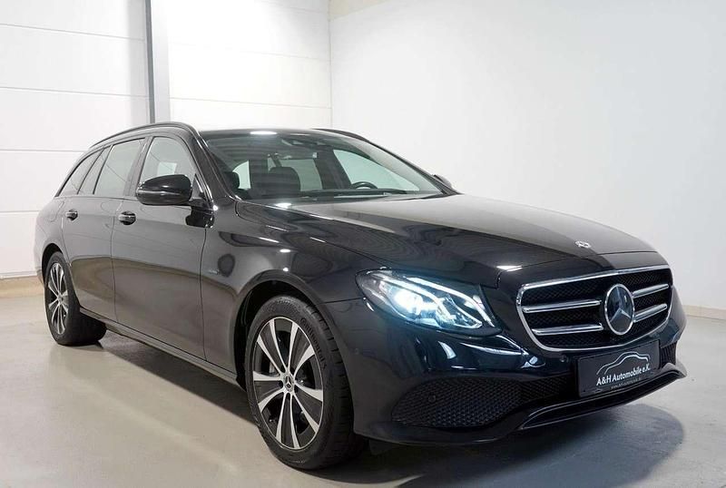 Obsidianschwarz (metallic) Gebraucht 2020 Mercedes E300 Avantgarde Kombi | 24.450 € (Guter Preis) - Bild 1/4