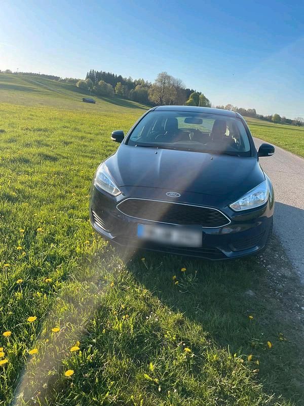 Gebraucht Ford Focus 85 PS (62 kW) 2018 Blau Limousine