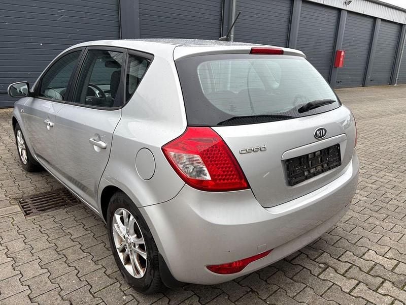 Gebraucht Kia Ceed Spirit 90 PS (66 kW) 2010 Silber Kleinwagen