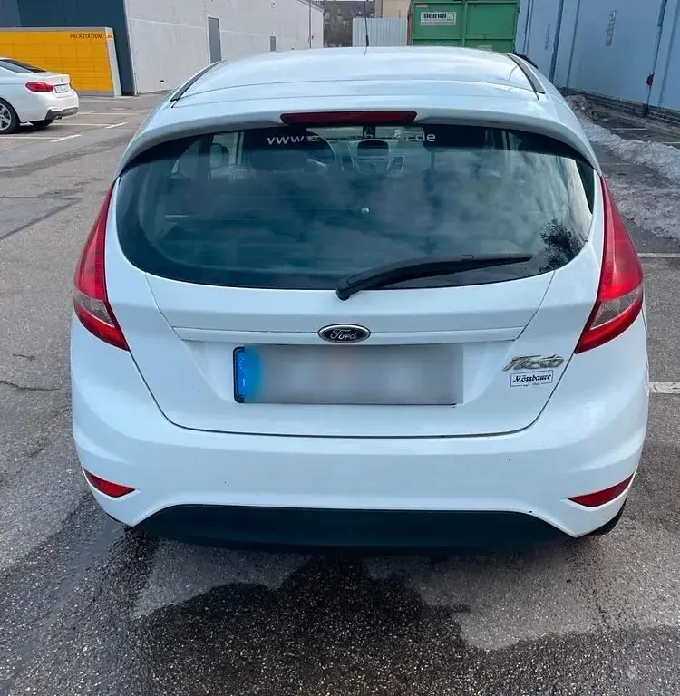 Gebraucht Ford Fiesta Ambiente 60 PS (44 kW) 2012 Weiß Kleinwagen