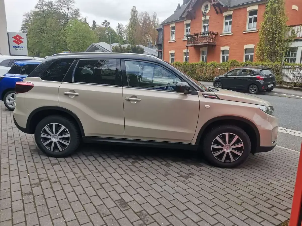Gebraucht Suzuki Vitara Comfort 129 PS (94 kW) 2021 Savannah ivory/cosmic black SUV