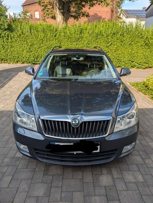 Grau Gebraucht 2012 Skoda Octavia Elegance Kombi | 7.500 € (Fairer Preis) - Bild 1/4