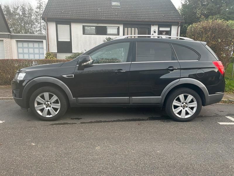 Schwarz Gebraucht 2012 Chevrolet Captiva SUV | 6.299 € (Fairer Preis) - Bild 1/4