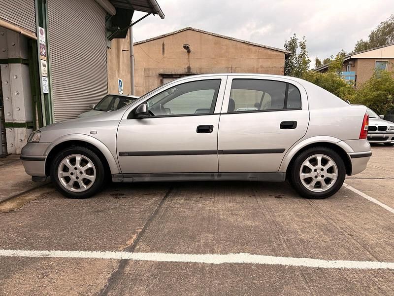 Silber Gebraucht 2002 Opel Astra Limousine | 2.300 € - Bild 1/4