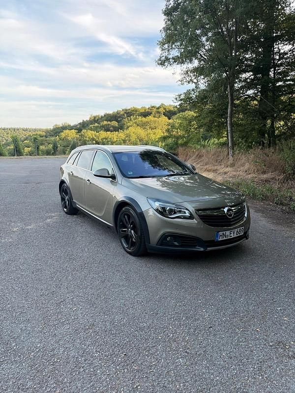 Grün Gebraucht 2014 Opel Insignia Kombi | 14.999 € - Bild 1/4