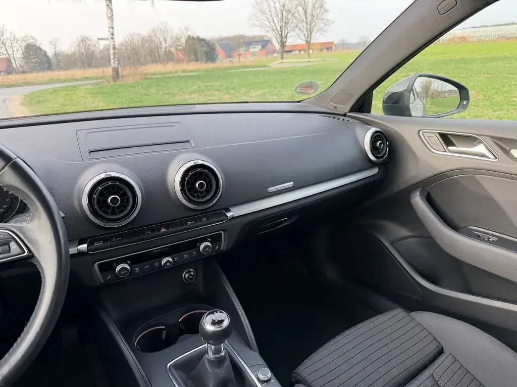 Gebraucht Audi A3 Sport 116 PS (85 kW) 2019 Grau Limousine