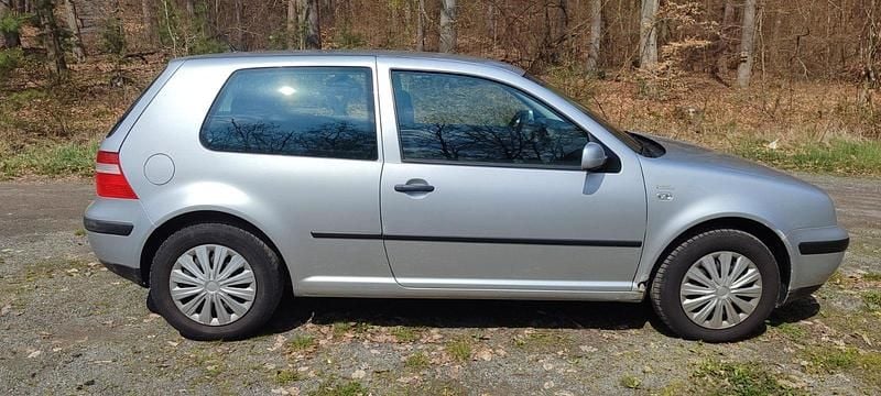 Second-hand VW Golf IV 75 CP (55 kW) 2002 Argintiu Berlinǎ