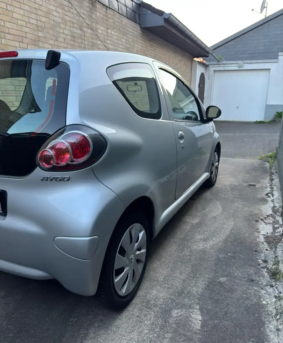 Second-hand Toyota Aygo 68 CP (50 kW) 2012 Argintiu Hatchback
