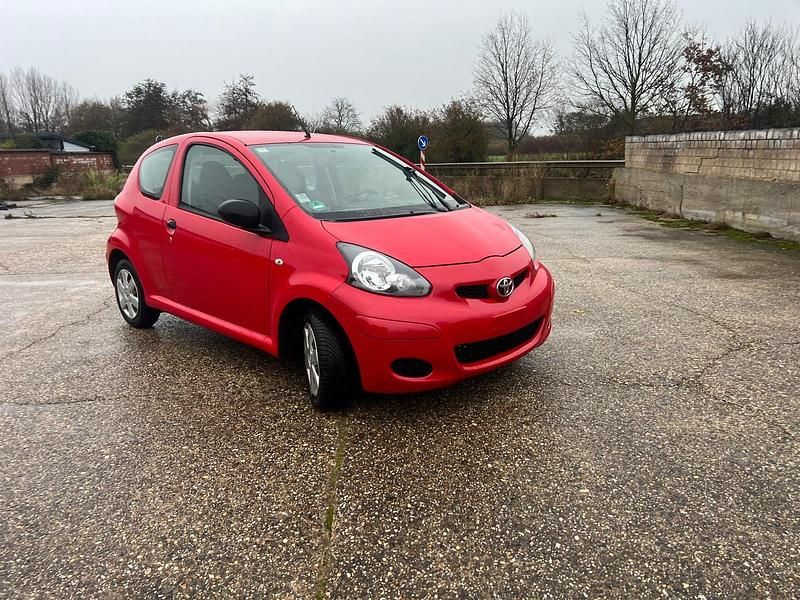 Gebraucht Toyota Aygo 68 PS (50 kW) 2010 Rot Kleinwagen