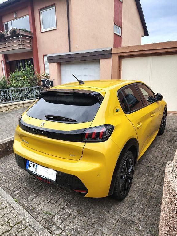 Gelb Gebraucht 2023 Peugeot e-208 GT Kleinwagen | 23.900 € (Fairer Preis) - Bild 1/4