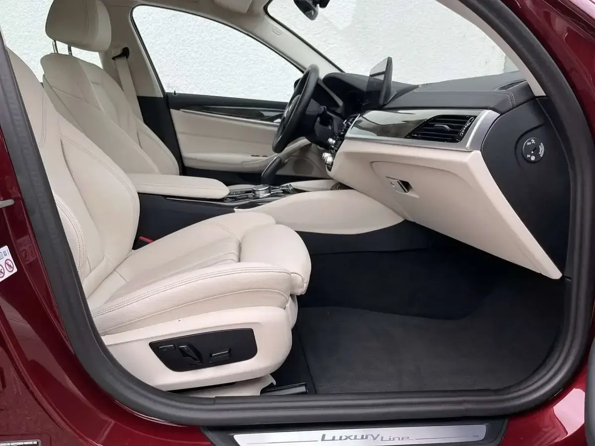 Gebraucht BMW 530e Sport Line 292 PS (214 kW) 2023 Aventurinrot Limousine