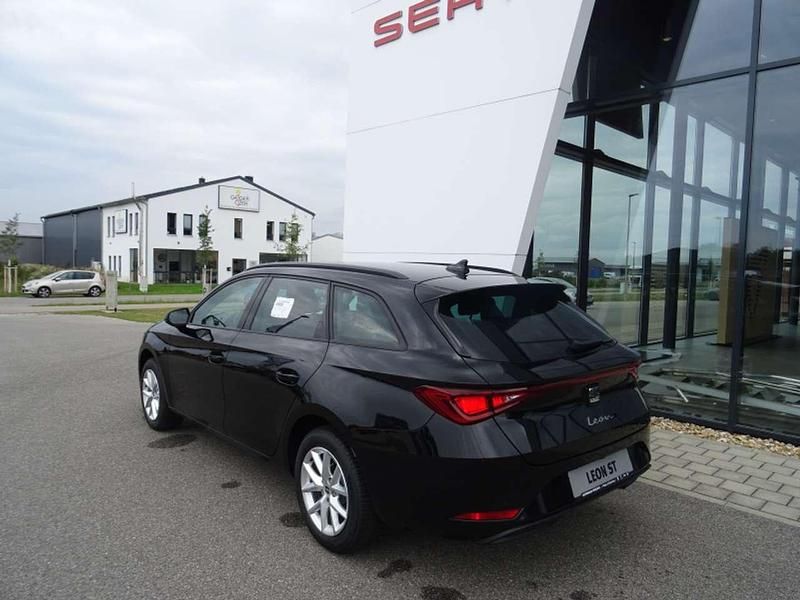 Neu Seat Leon 150 PS (110 kW) 2025 Midnight schwarz (metallic) Kombi