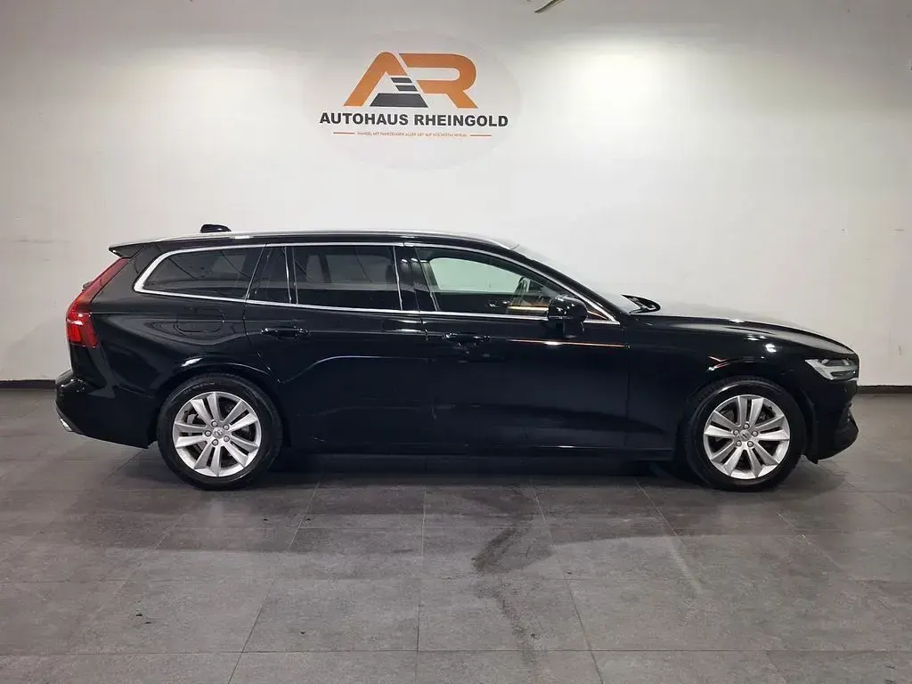 Gebraucht Volvo V60 Momentum 190 PS (139 kW) 2019 Schwarz Kombi