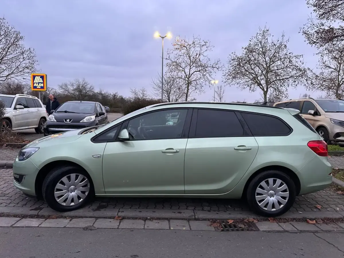 Używany Opel Astra 110 KM (80 kW) 2013 Zielony Kombi