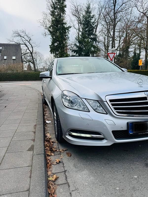 Gebraucht Mercedes E200 Avantgarde 184 PS (135 kW) 2011 Silber Limousine