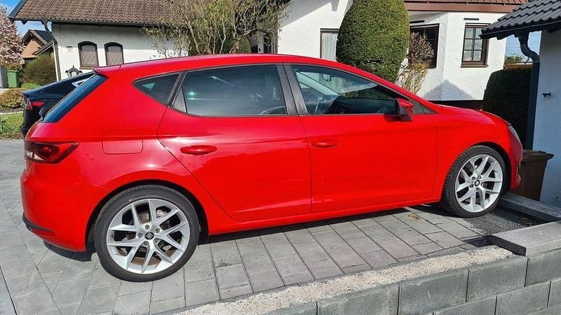 Second-hand Seat Leon FR 140 CP (102 kW) 2014 Roșu Berlinǎ
